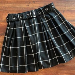 Hot Topic egirl/gothic skirt. Plaid pleated skirt with a grommet belt.